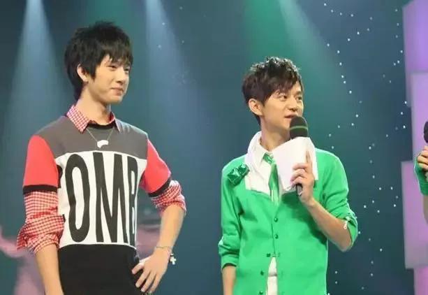 17年努力护着4个兄弟姐妹，最后却都离他而去，何炅老了，也累了