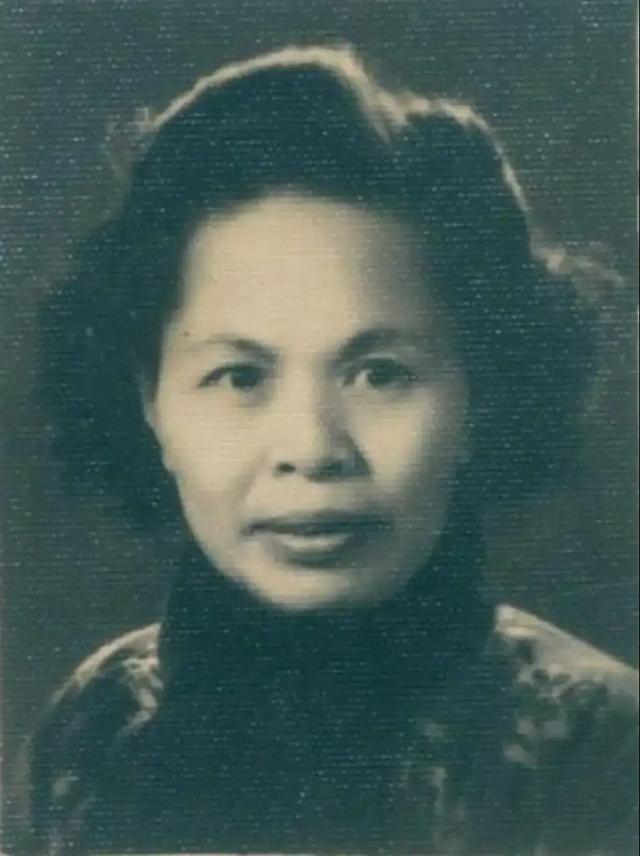 与周总理假扮“革命夫妻”，1976年得知总理去世，她哭晕在大堂