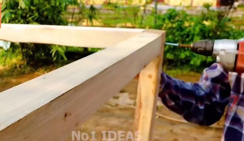 小哥把竹子编织成长方形鸡笼,小哥建造鸡舍