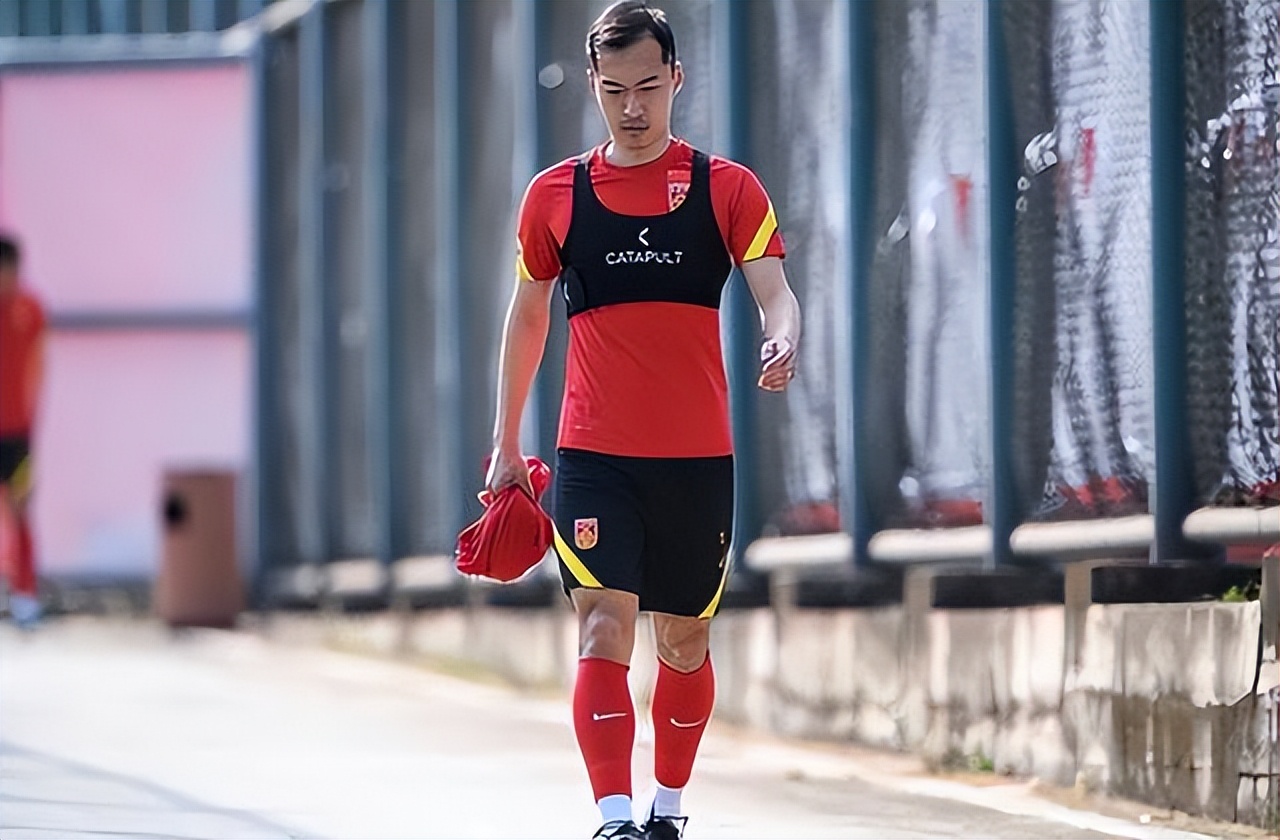 国足第一队长吴曦恐无缘首战,国足吴曦回应躲球发型不能乱