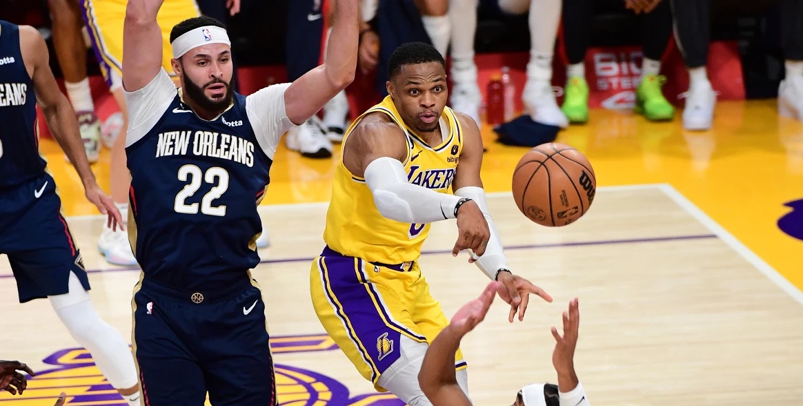 湖人vs鹈鹕莱恩简介,莱恩绝平三分球迷退场