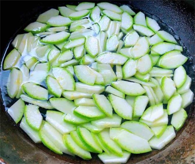 西葫芦不焯水有毒吗,西葫芦不辣怎么炒好吃