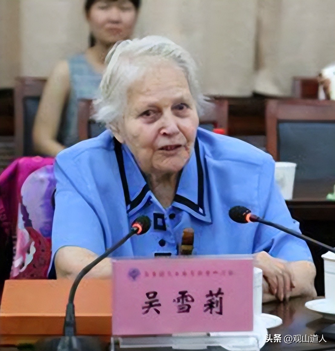 美国女子在中国当70年老师，总理特批绿卡，家里有面*旗国**不让人碰