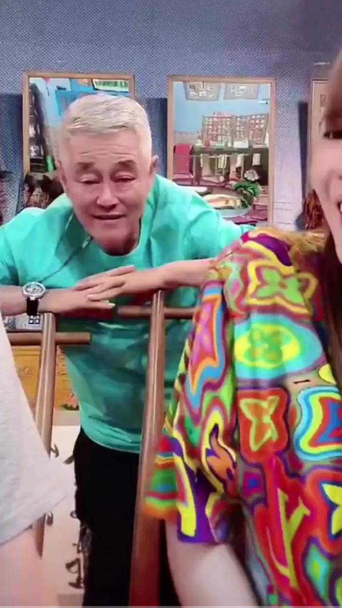 64岁赵本山身体状况堪忧，头发全白超憔悴，眼睛难睁开直播间睡着