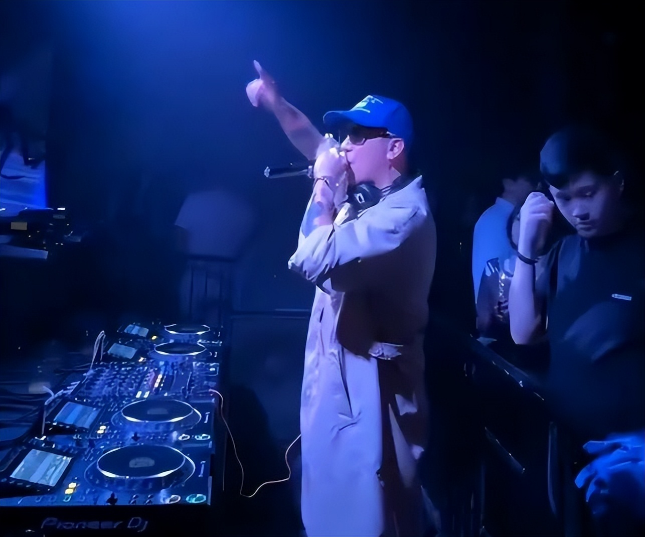 曝具俊晔已回韩国,夜店打碟偷偷赚钱,被扒曾为钱仅穿短裤走秀