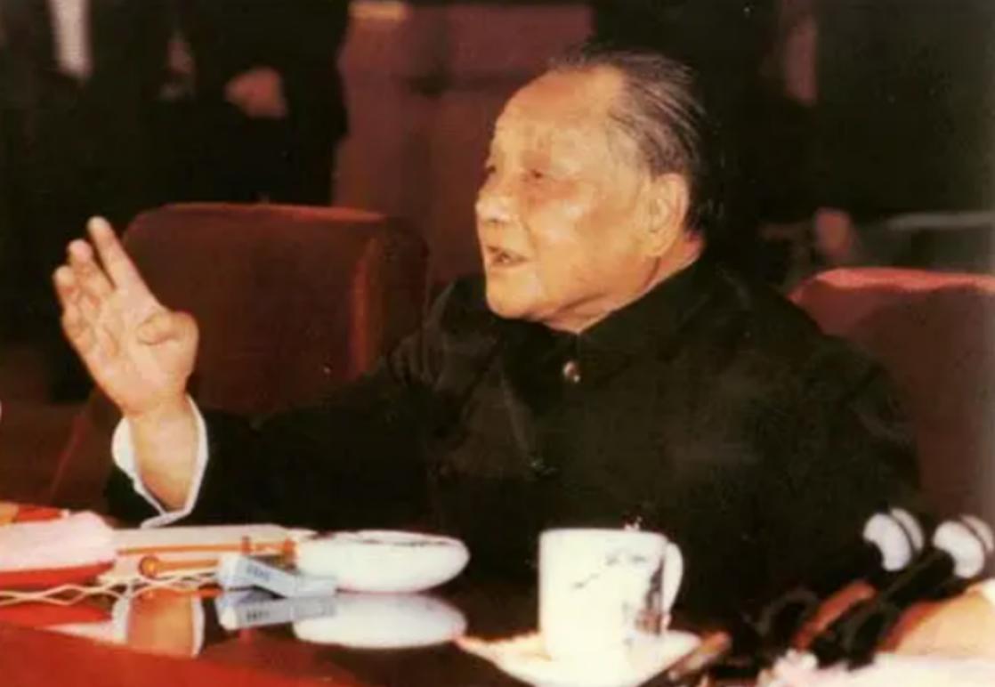 21年前苏联解体，全世界都等看中国笑话，*小平邓**是如何力挽狂澜的
