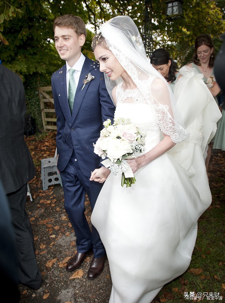 18世纪英国贵族女性穿的裙子,英国女士为什么要穿蓬蓬裙