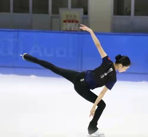 花样滑冰女运动员身材要求,为什么花样滑冰要穿短裙