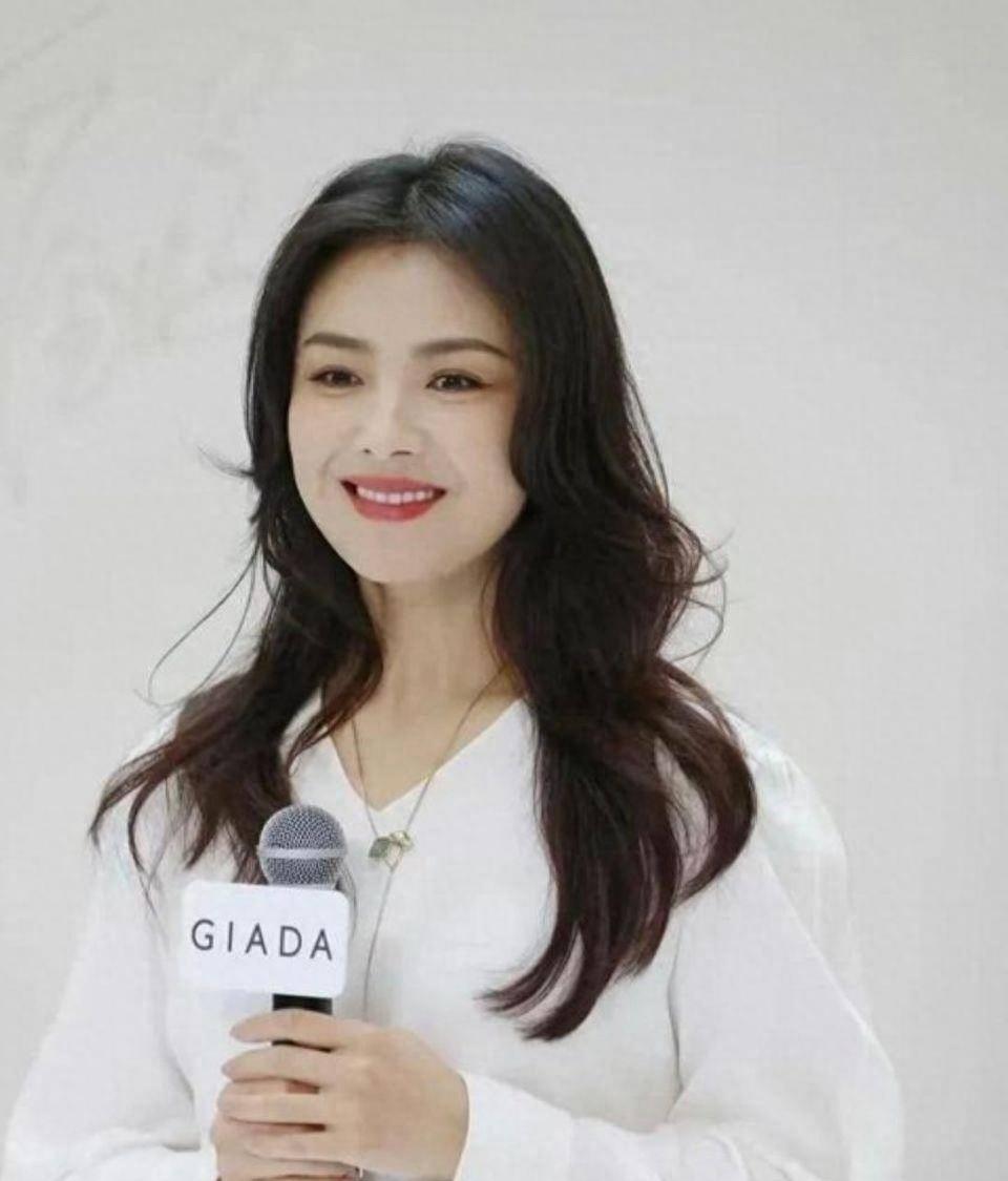 “小丑手”太减分了，这8位女星个个貌美如花，却被手拖后腿