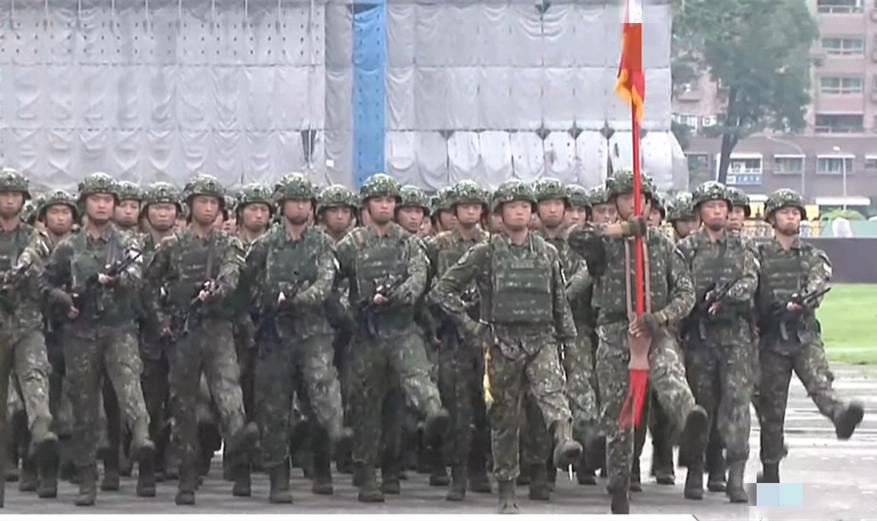 东施效颦！台军草莓兵模仿解放军踢正步，“四不像”惹人啼笑皆非