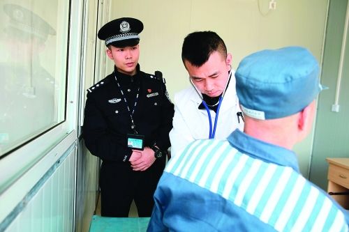 在监狱服刑人员生病了免费治疗吗,服刑人员在监狱里生病了怎么办