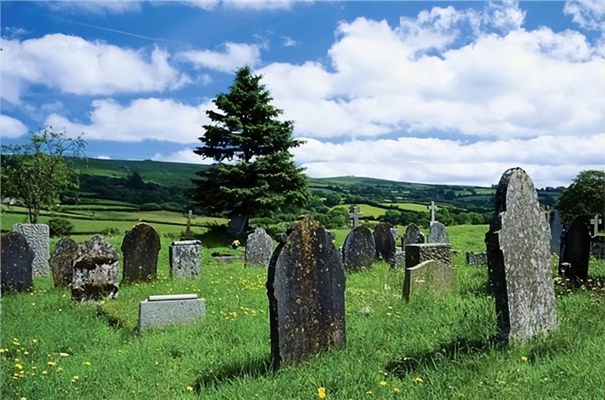 坟上有洞晚辈受穷,坟上有洞子孙穷