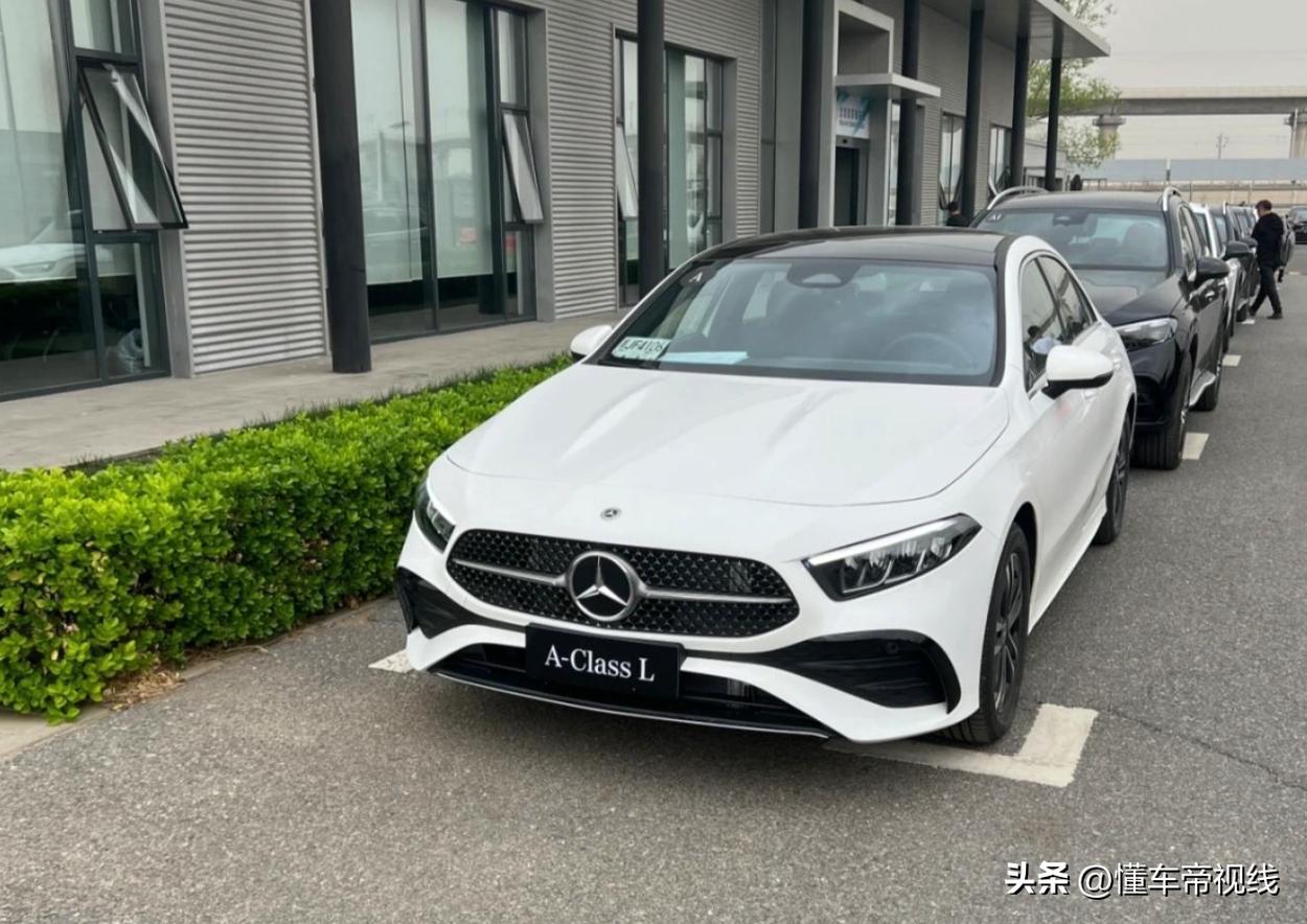 奔驰梅赛德斯24款落地价多少钱,新款奔驰24万元