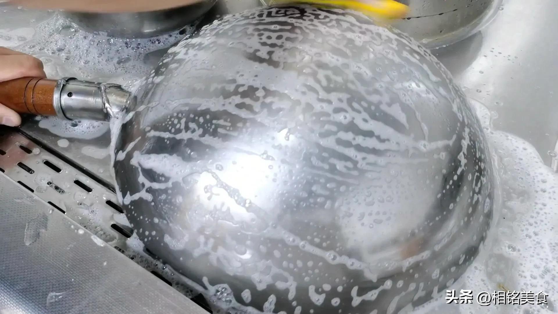 新铁锅怎样开锅小妙招视频,不粘锅的铁锅最佳开锅方法