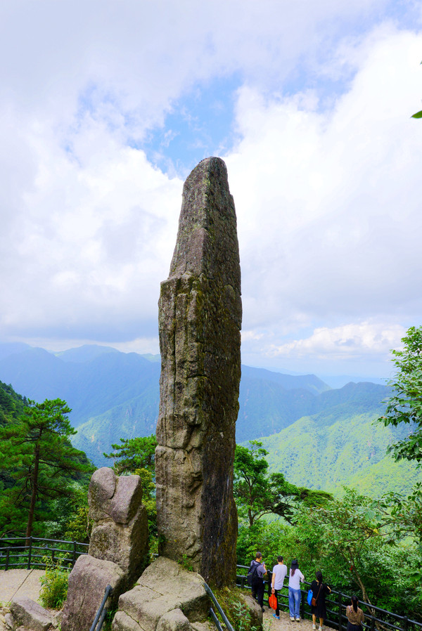 羊狮慕与张家界哪个好,江西明月山和羊狮慕哪个更值得去