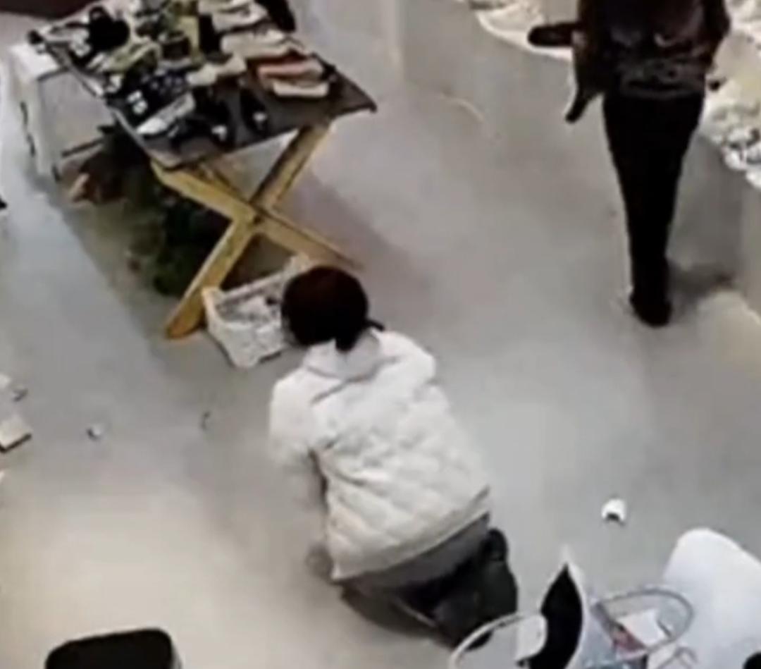 “我的脚那么廉价吗？”28岁女儿赚钱上交父母，买200元鞋子被拒