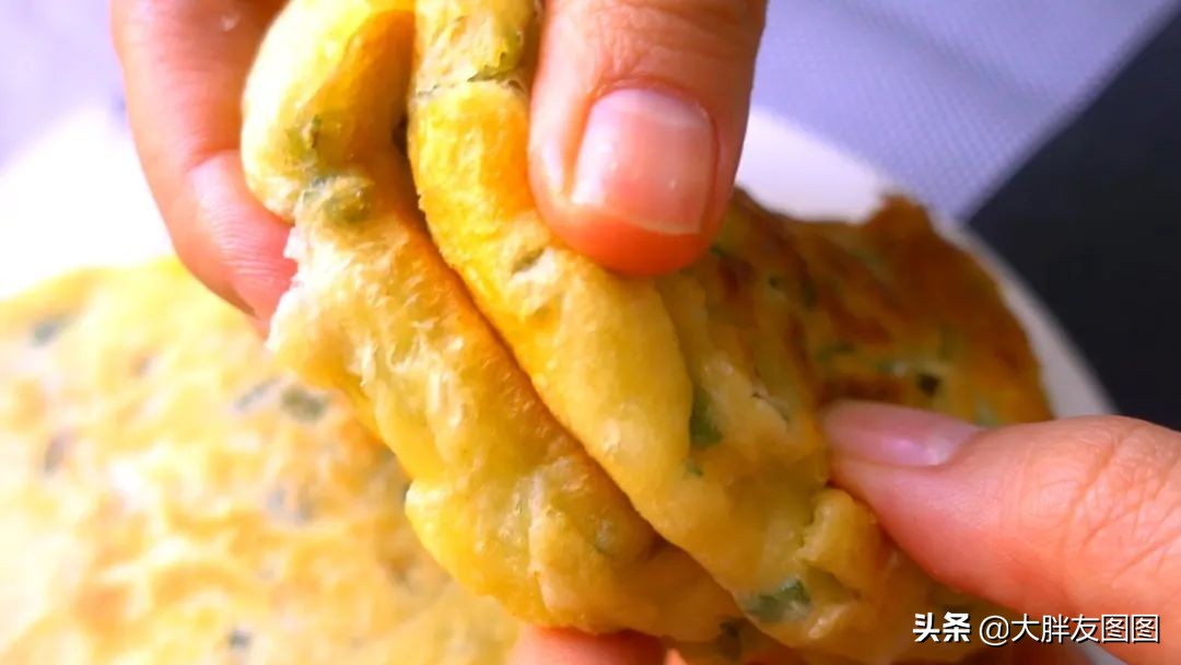 不需要揉面就能做出香喷喷的煎饼,手不沾面就能做的煎饼视频