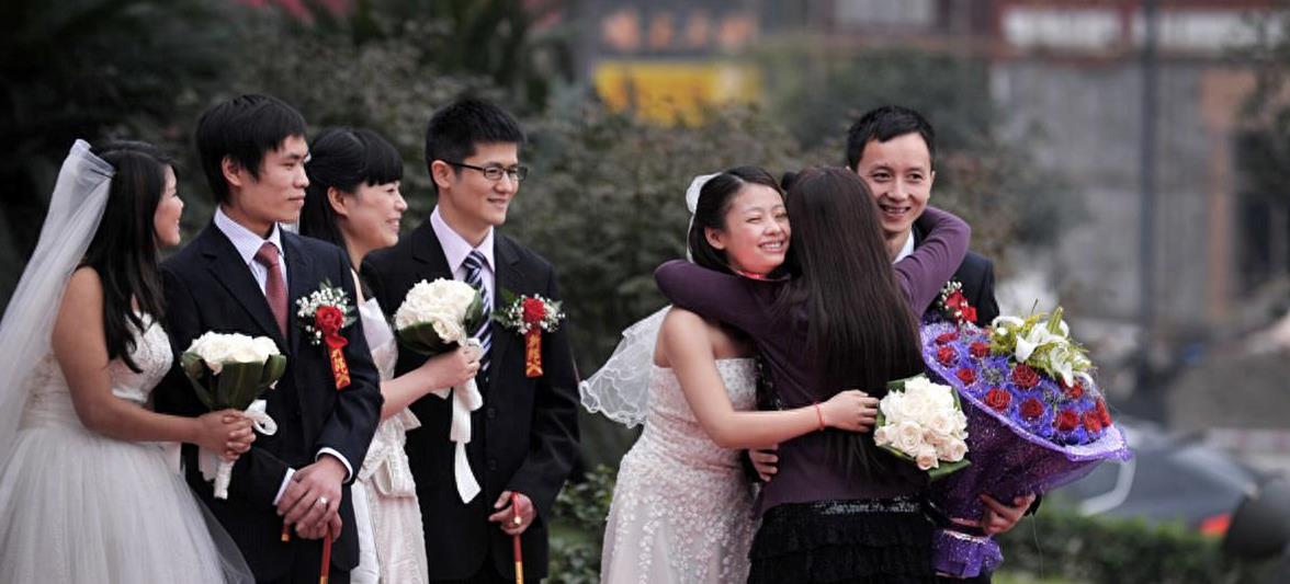 我是52岁的老光棍，娶了一个38岁的处女，新婚当晚差点儿被吓尿了