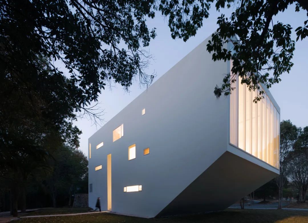 四个人回老家改造老房子,90后回农村建房子视频