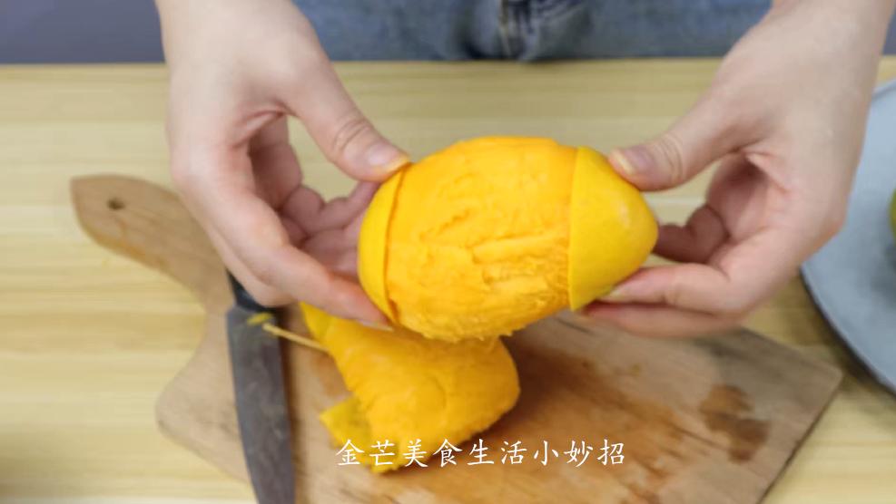 芒果的正确切法不粘手不流汁,不用刀切芒果正确方法