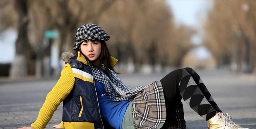 “网红模特”*筱雨张**,出道一年拍21套人体写真,现38岁仍单身未婚