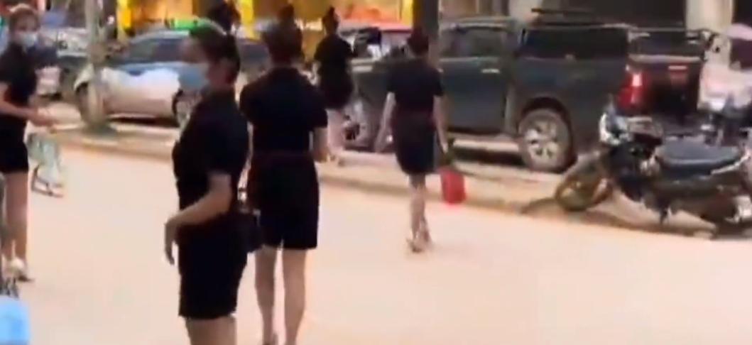 女的*光脱**拍卖，男的生拔指甲，真实的边境赌博，远比你想象的可怕