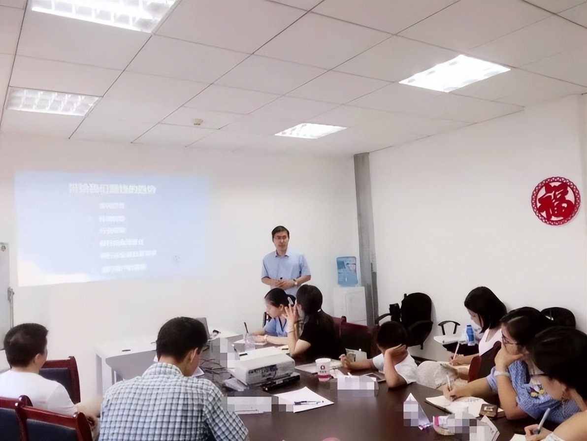 虔都来：智诚博大于椿建银行领域培训专家