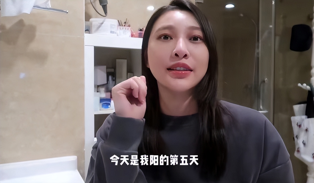 朱军妻子感染新冠，怕传染家人在家戴口罩，高烧39度嗓子发炎