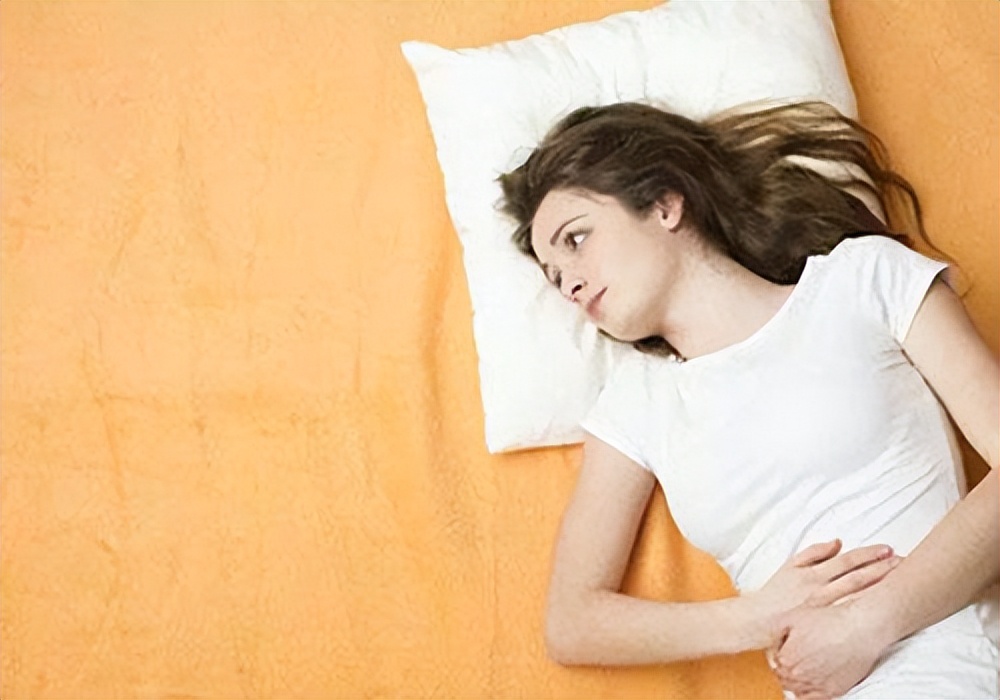 女生月经期间尿血是怎么回事,女孩第一次来月经怎么是褐色的