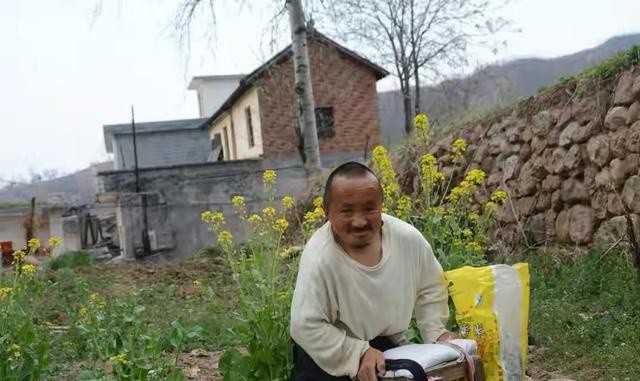 00后小伙靠捡废品养活一家4口,一男子捡垃圾养瘫痪妻子