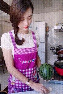 男子为庆祝好基友退伍穿女装迎接,男子庆祝哥们退役