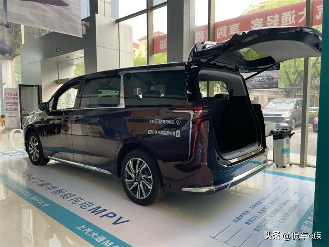 在超超超大的大通MIFA9里自拍，出片率超高