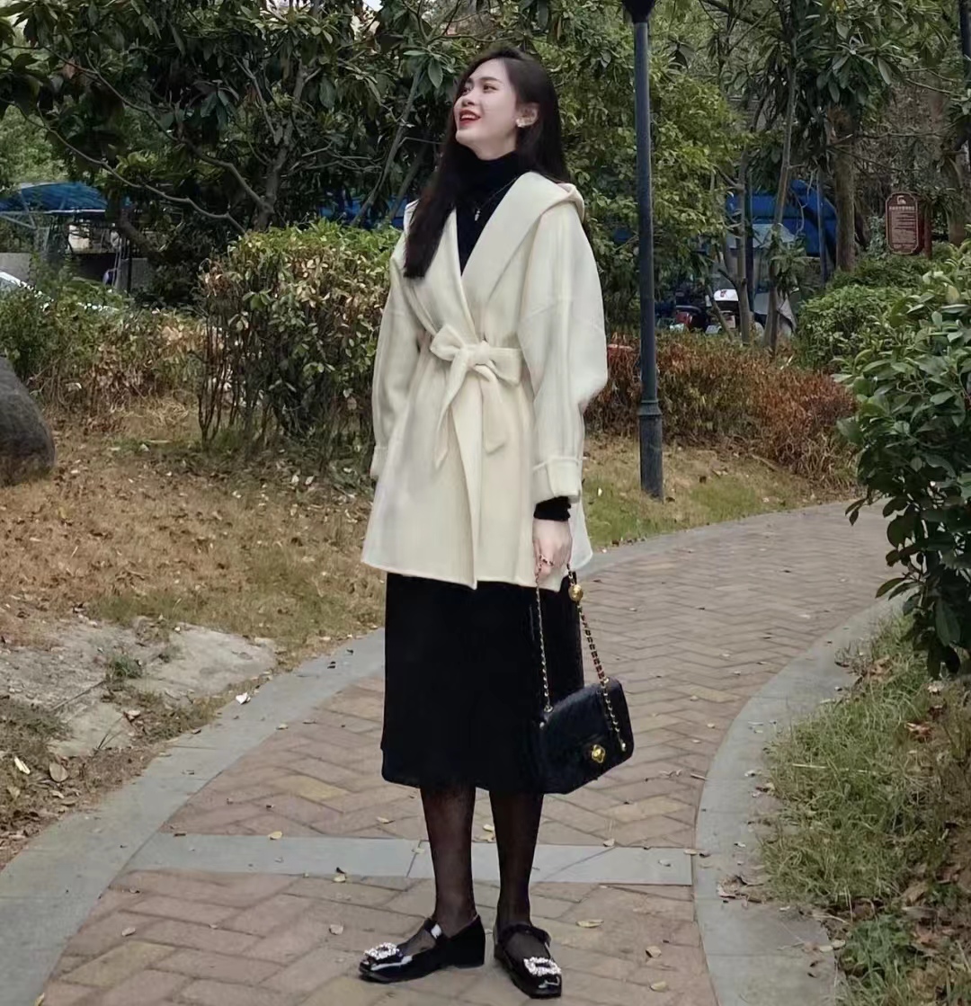 白色搭什么颜色最好看冬季女士,秋冬搭配什么颜色显白