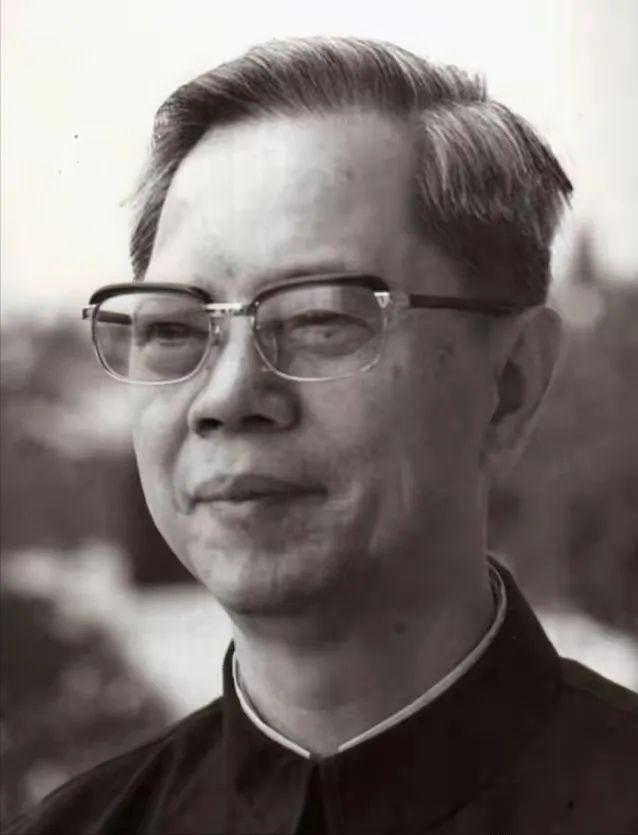 副总理*毅方**，坚持实事求是，正确看待两个凡是，推动高考制度恢复