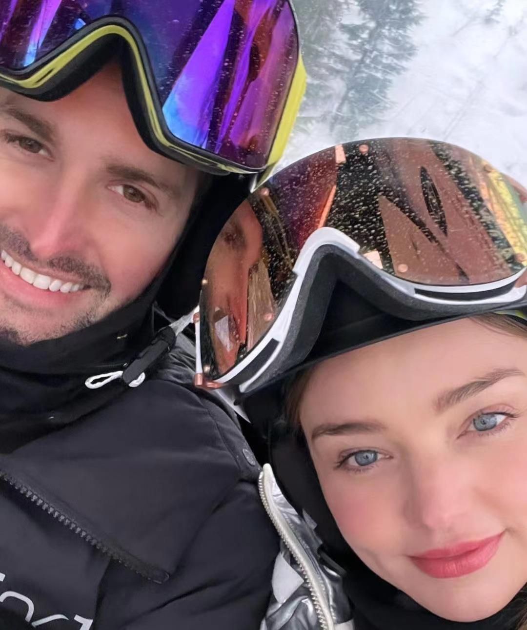 米兰达可儿穿蓝色连衣裙秀身材,米兰达可儿结婚