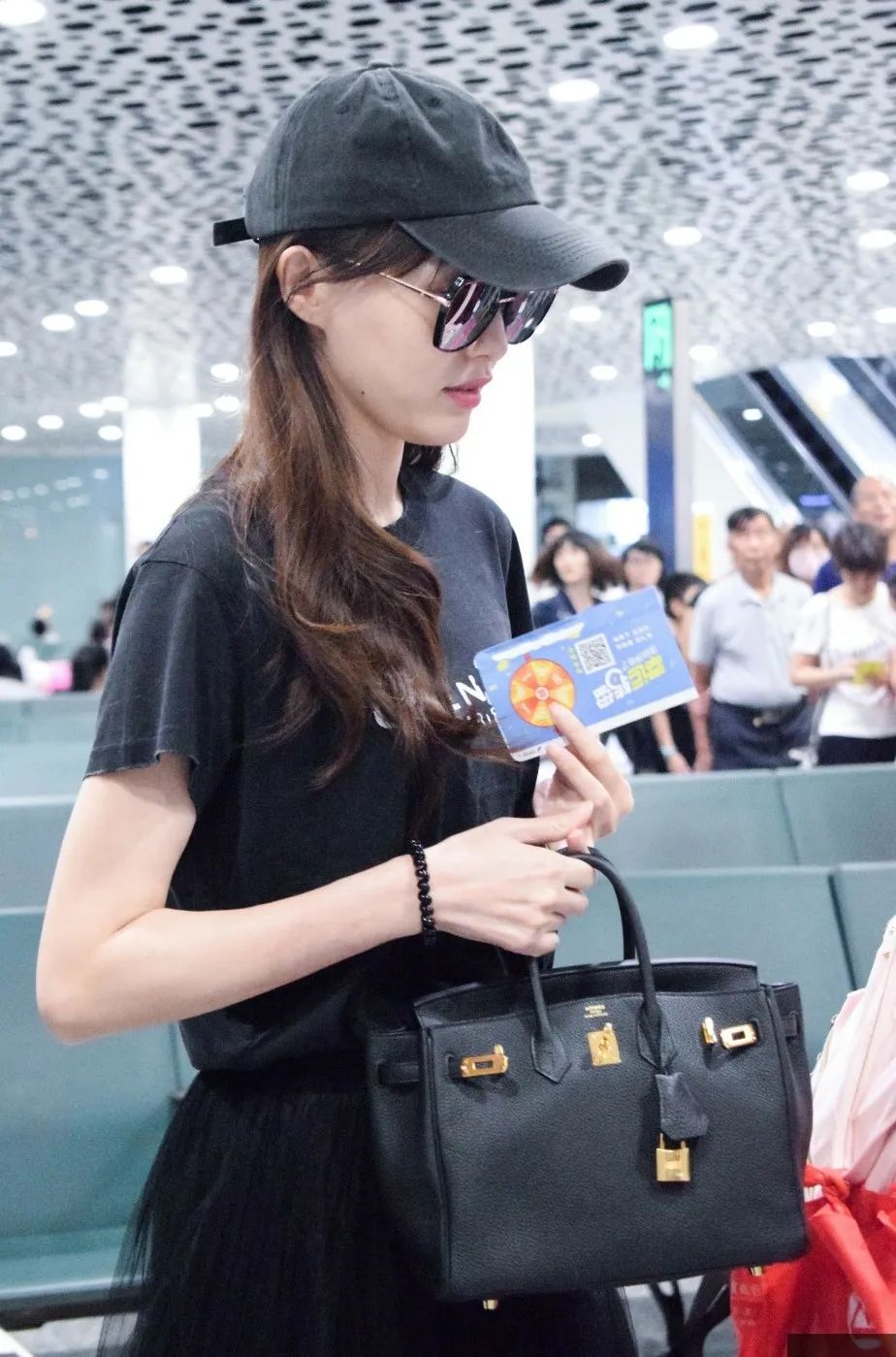 唐嫣在机场时背的焦糖色包,唐嫣曾经用过哪些包包