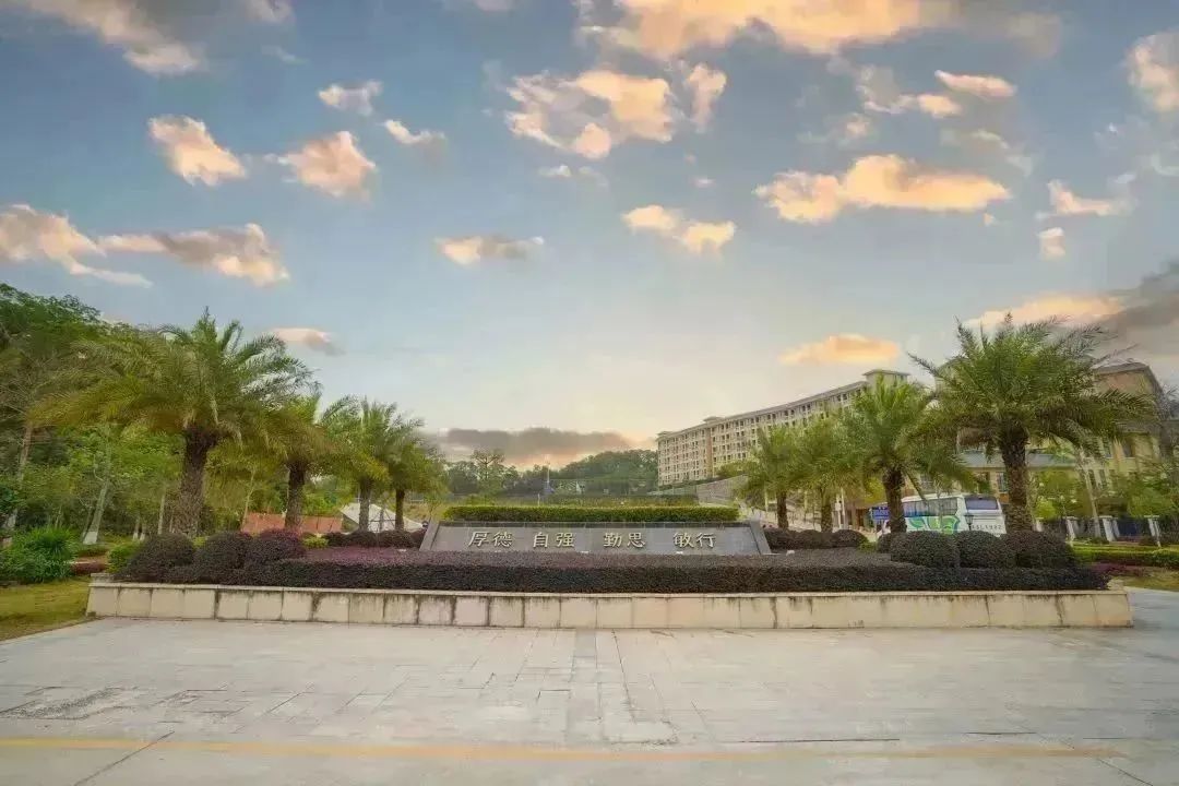 来华贸，专科分数也能上全日制本科！还是热门专业