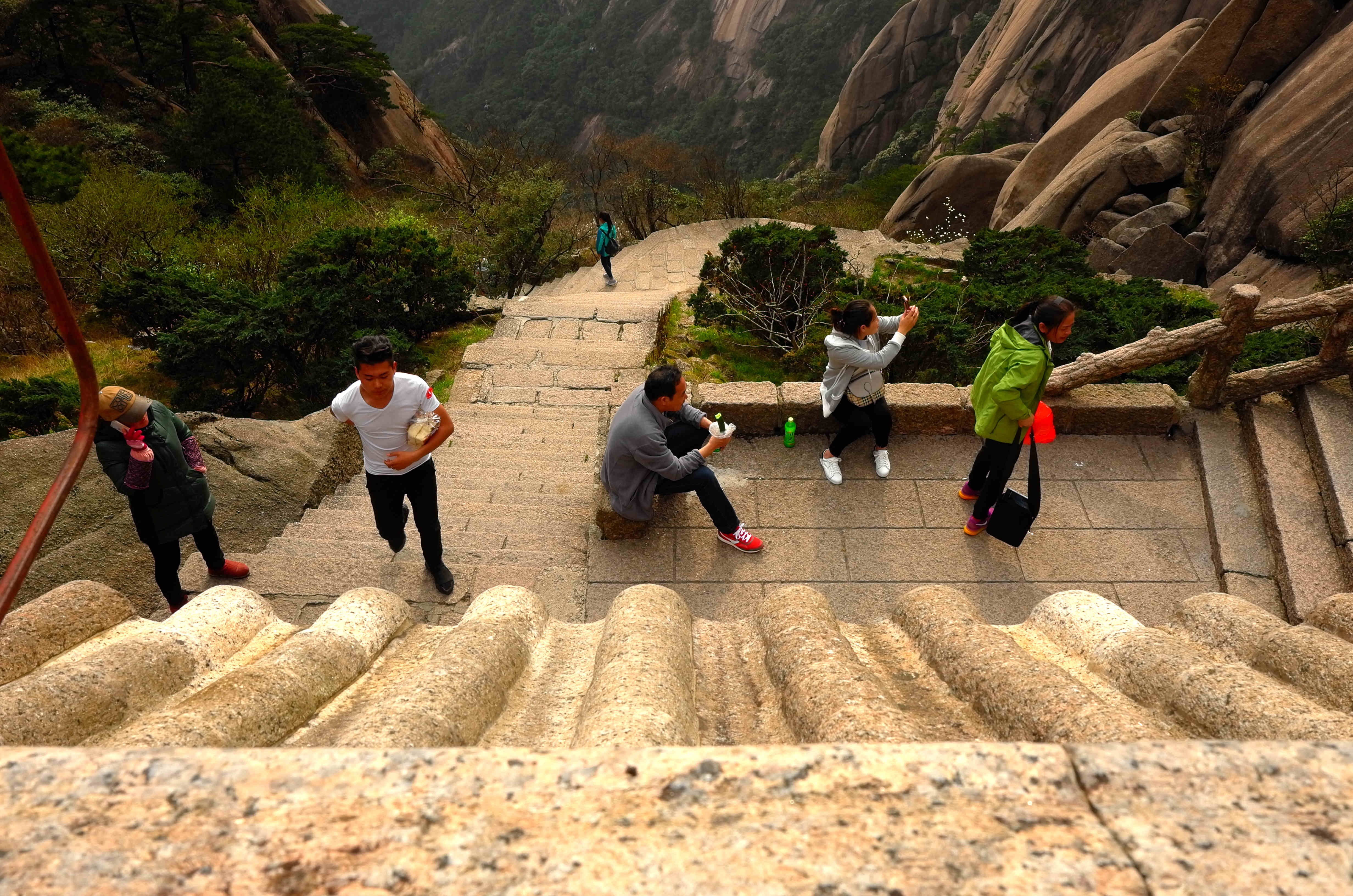 黄山天都峰会走鲫鱼背吗,黄山天都峰鲫鱼背第一视角