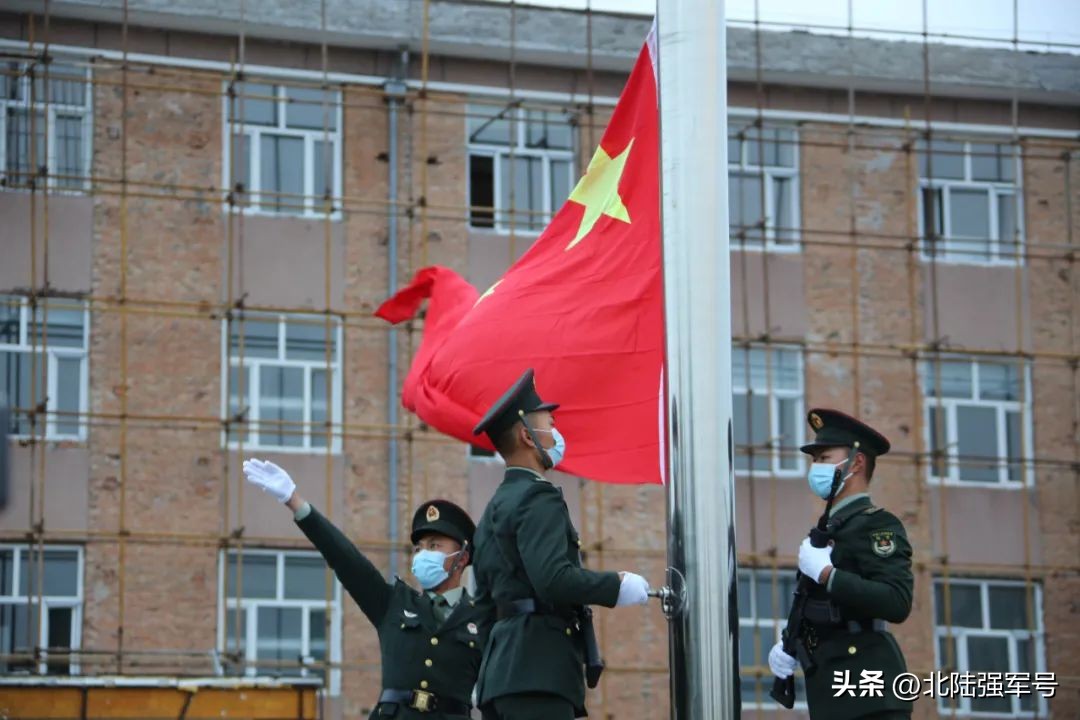敬礼鲜艳的五星红旗,鲜艳五星红旗下敬礼视频
