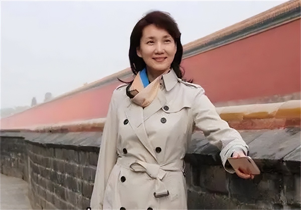 央视90后新闻联播主持人,中央台新闻联播女主持人飙泪