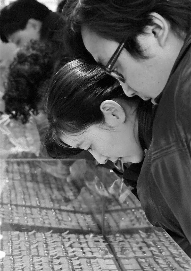 女子身穿日本侵华军装照片,女子穿侵华日军服装摆拍新闻视频