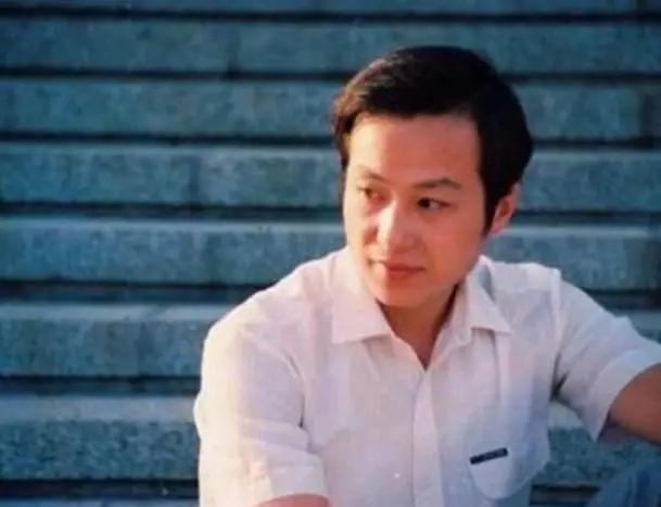 罗京年轻时巅峰帅照,罗京照片