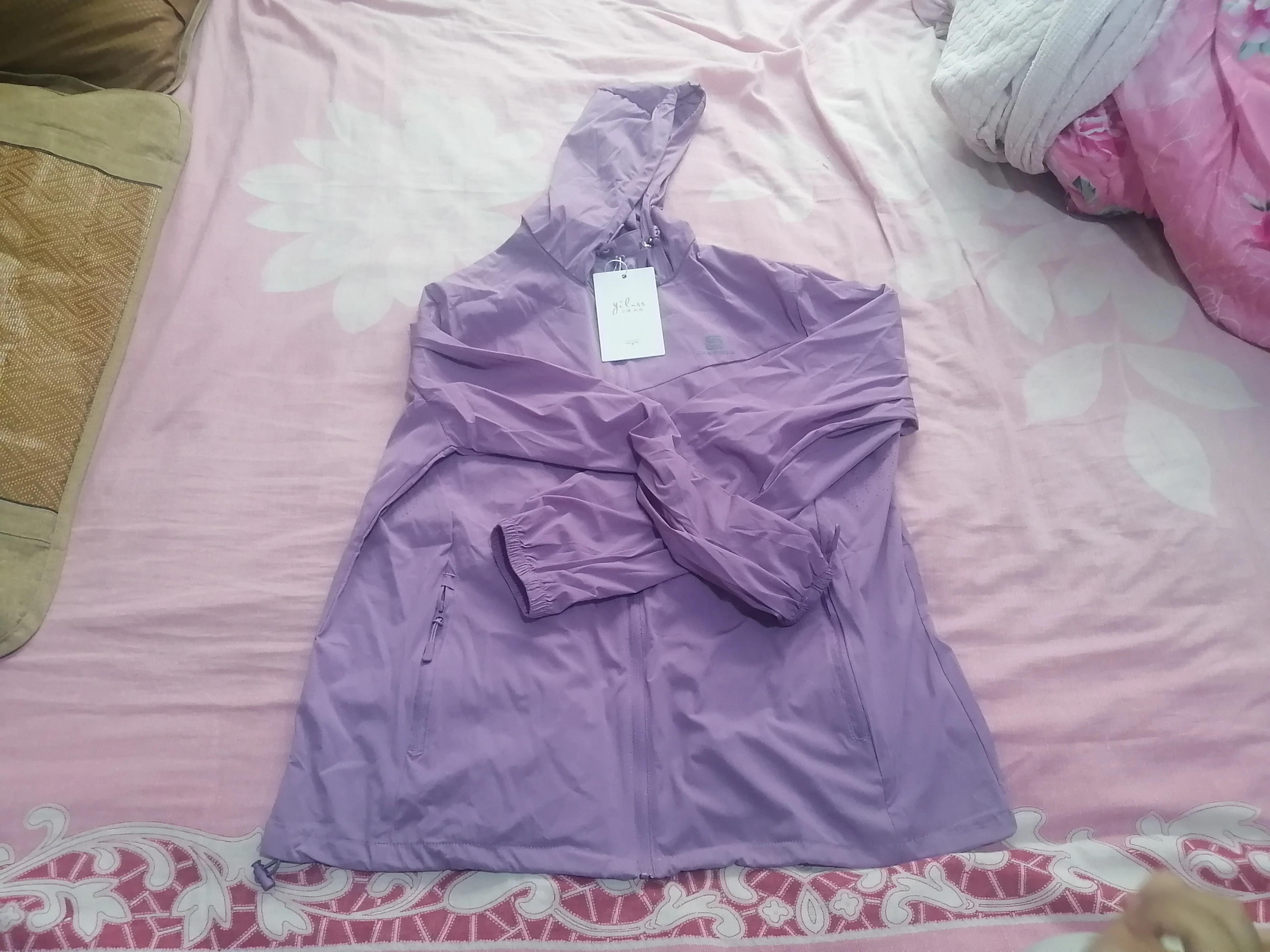 带着二宝去购物,带小宝去买婴儿衣服