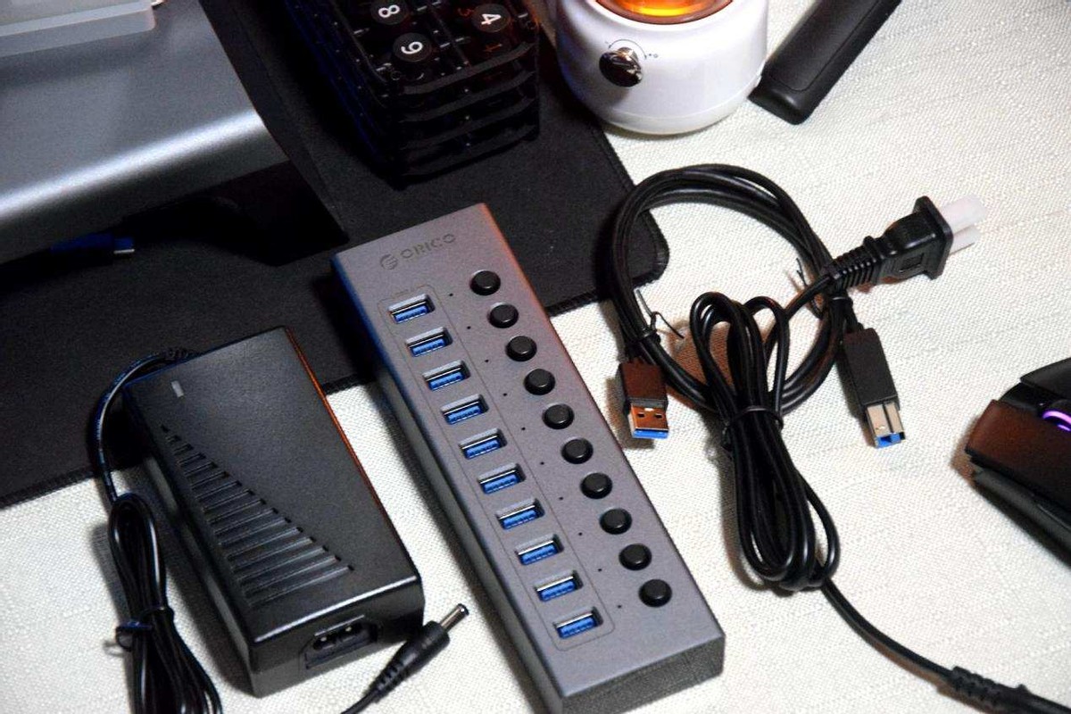 桌面改造后发现USB口不够用，加了个ORICO分控集线器，轻松解决