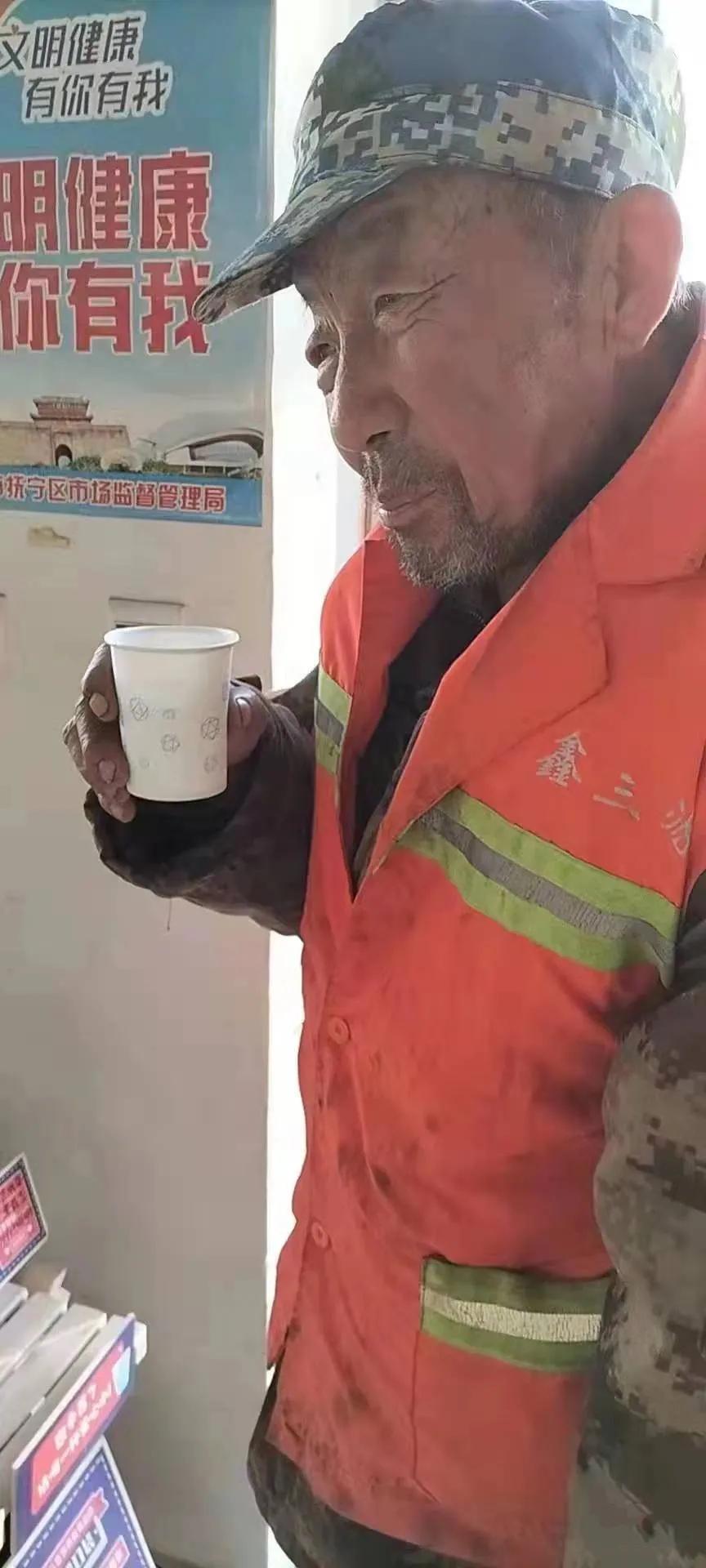 暖心的一杯水,一杯热水暖心的句子