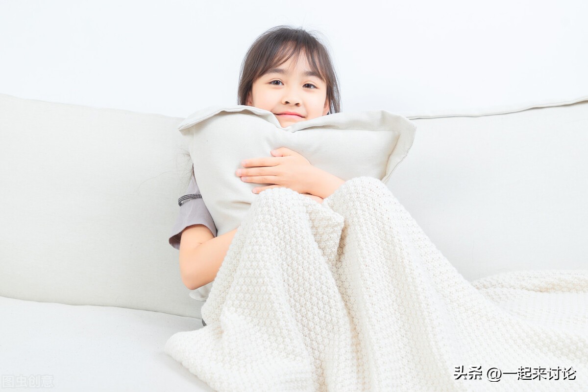三岁宝宝喜欢抱着小被子睡觉,3岁喜欢摸被子