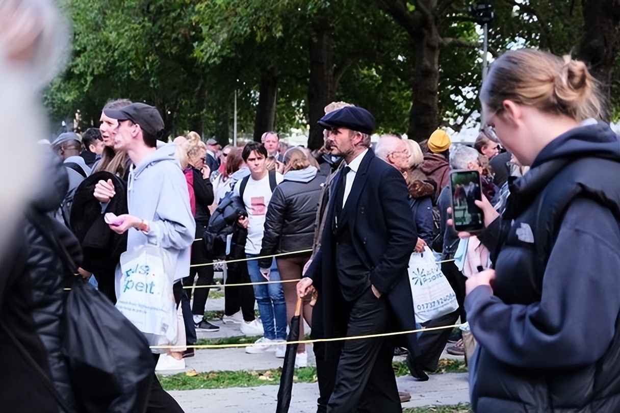 贝克汉姆排队13小时吊唁英女王,贝克汉姆纪念仪式