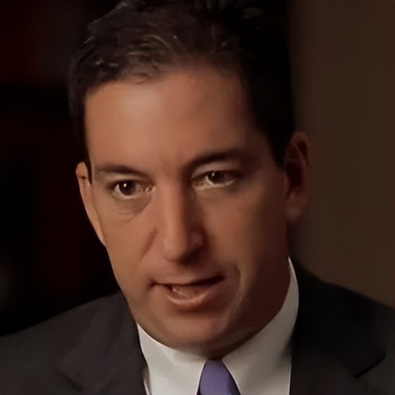 注意看，这个手拿魔方的男人，揭露美国最大*听窃**丑闻