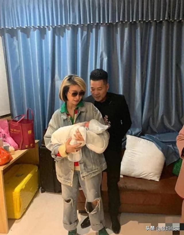 伊尔康二儿子订婚现场:新娘肚子胀得像怀孕了,婆婆盖过新娘