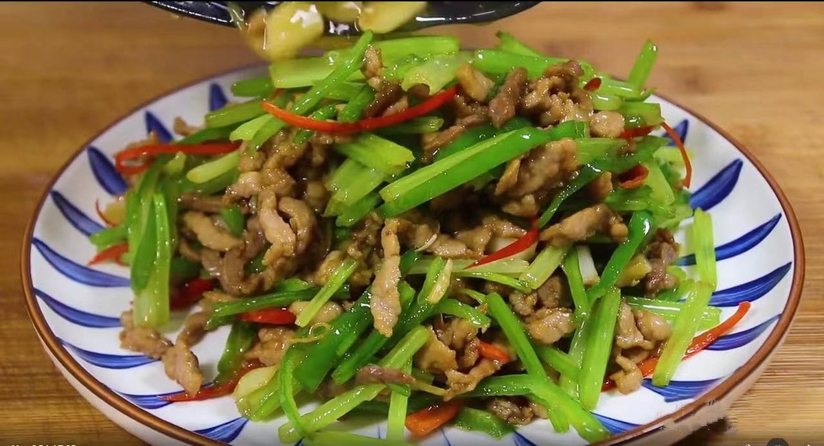芹菜凉拌怎么做才脆爽,炒芹菜时切记不要焯水和直接炒
